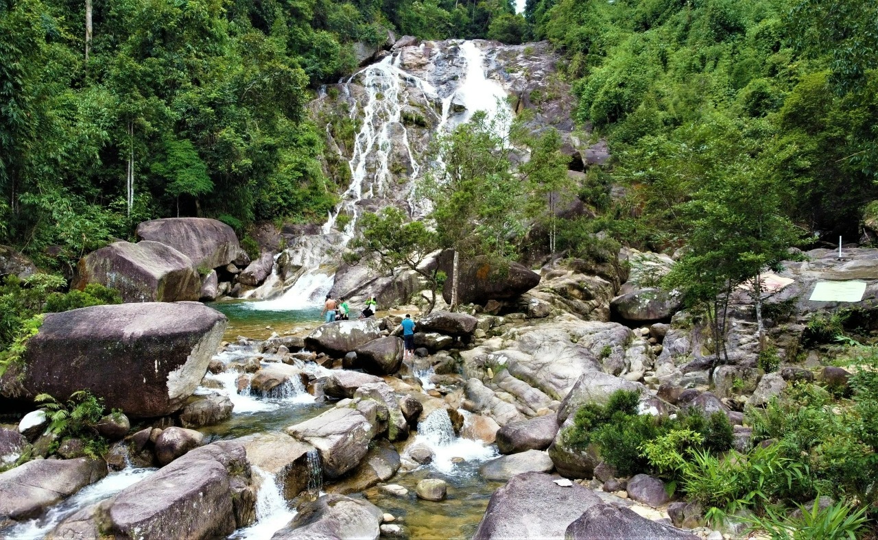 Dòng nước trong vắt lý tưởng cho trekking và tắm suối