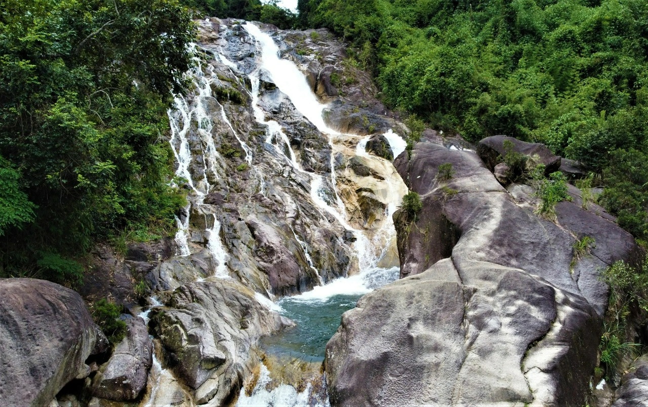 Khung cảnh nguyên sơ của thác Ma Hao giữa núi rừng Tây Thanh Hóa