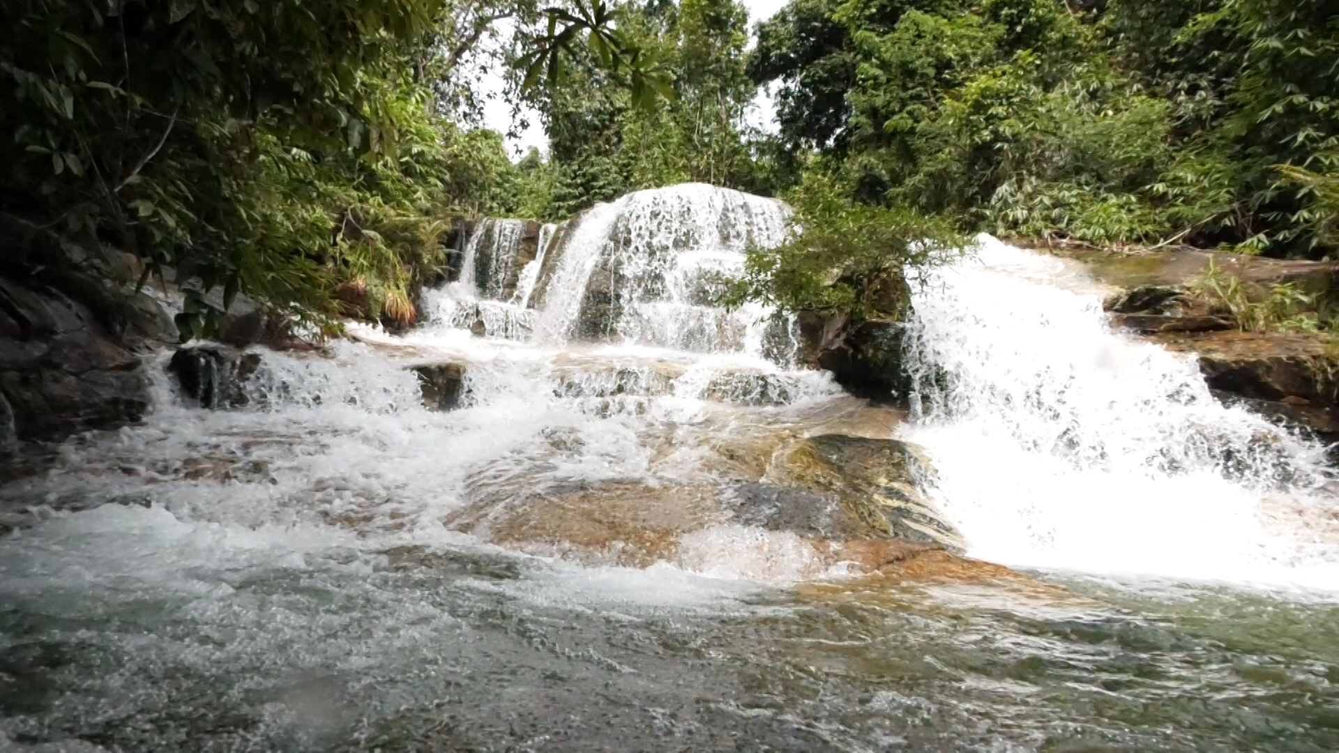Khung cảnh thiên nhiên xung quanh thác, giúp du khách thư giãn và tận hưởng vẻ đẹp hoang sơ