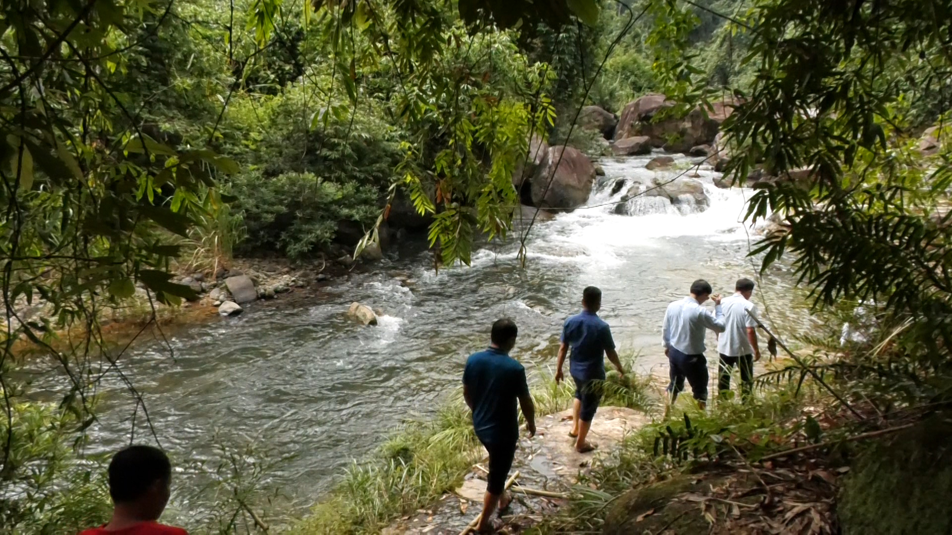 Chuẩn bị trang phục, giày dép, vật dụng cần thiết cho chuyến trekking