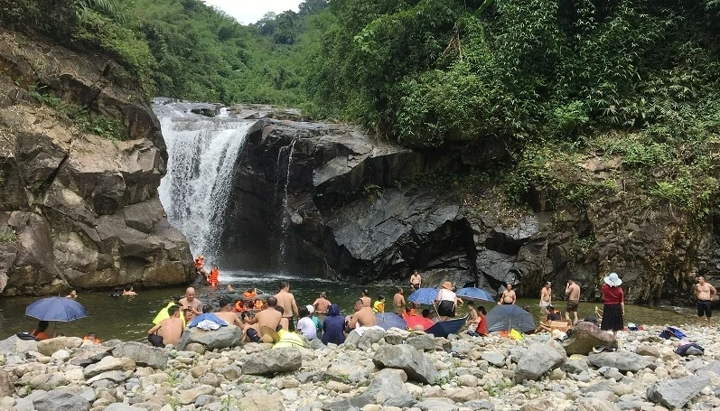 Khung cảnh đậm nét nguyên sơ của thác Hòn Yên