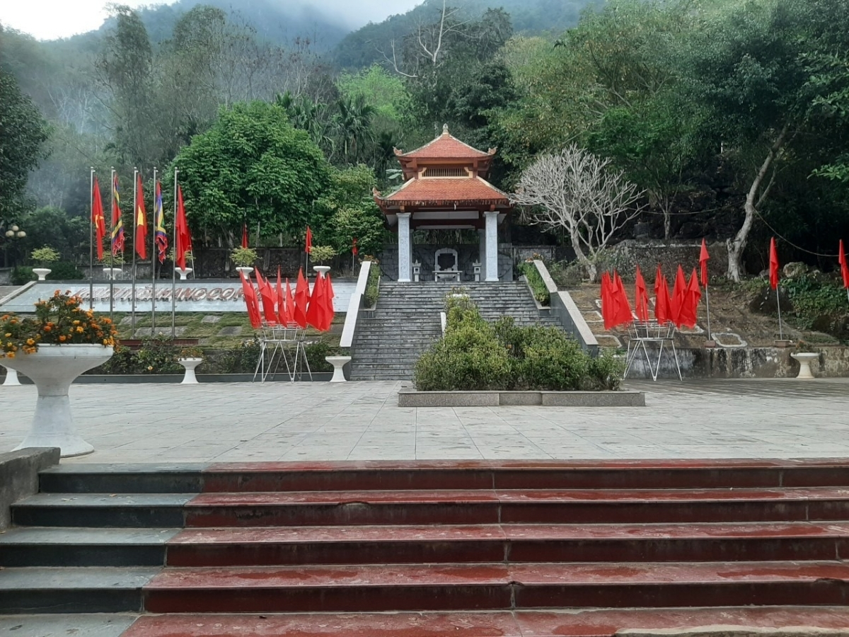 Hang Co Phương nằm tại xã Phú Lệ