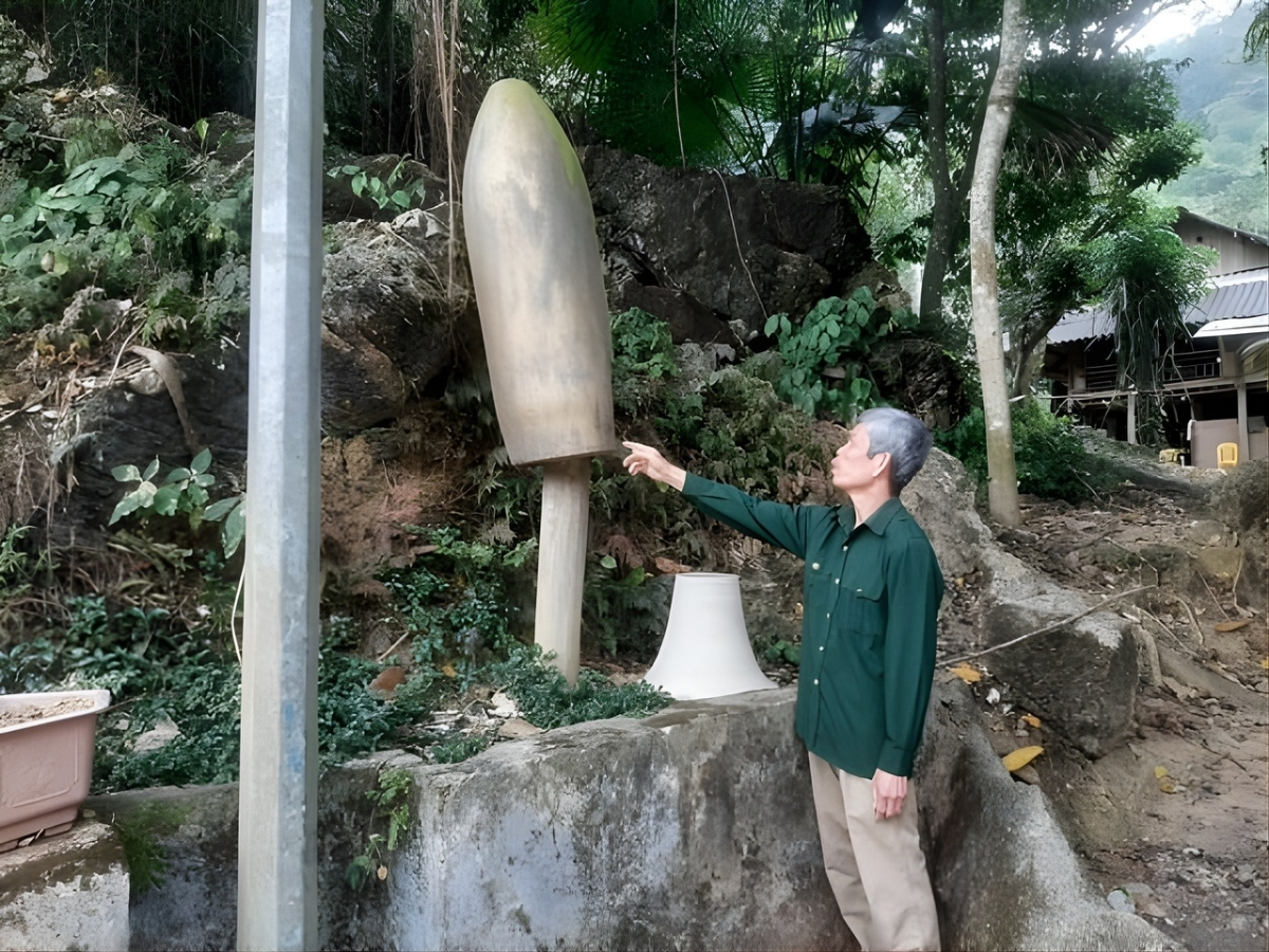 Xác bom được lưu giữ lại tại khu di tích
