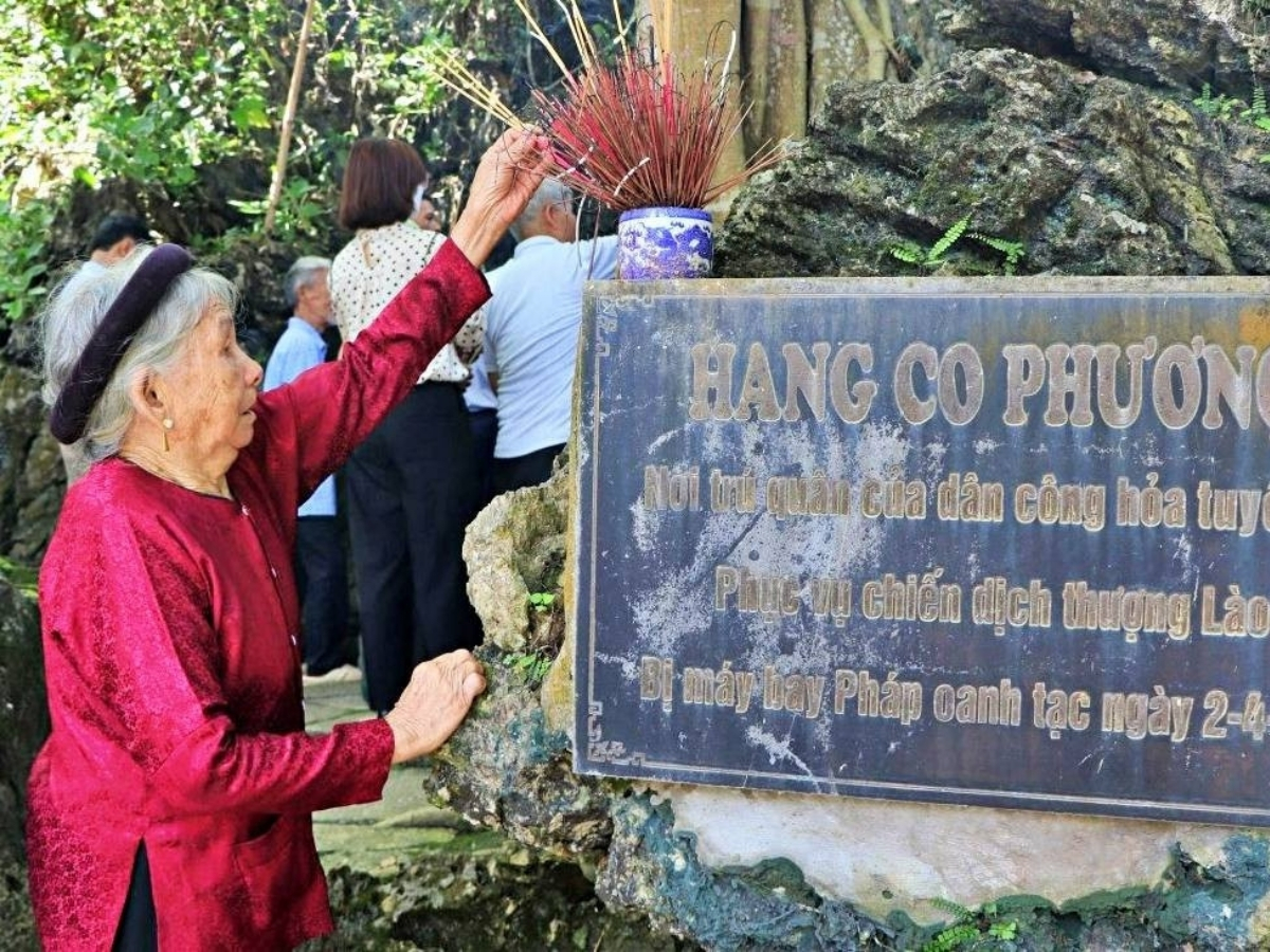 Bà Lê Thị Ngọt dâng hương cho đồng đội tại di tích