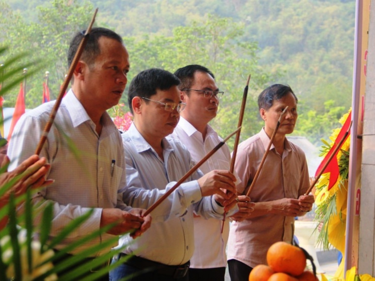Lãnh đạo Thanh Hóa dâng hương tại hang Co Phương