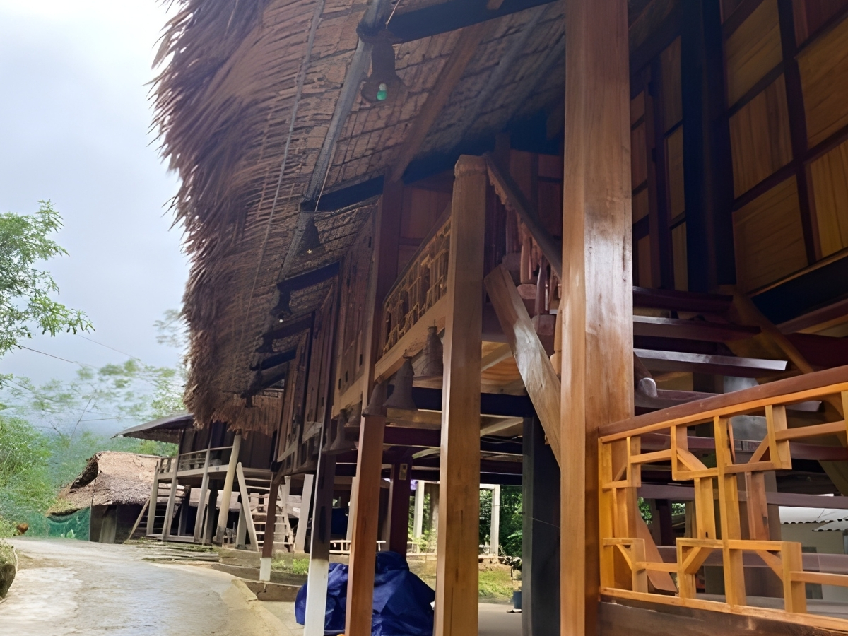 Không gian kiến trúc nhà sàn tại bản Hang